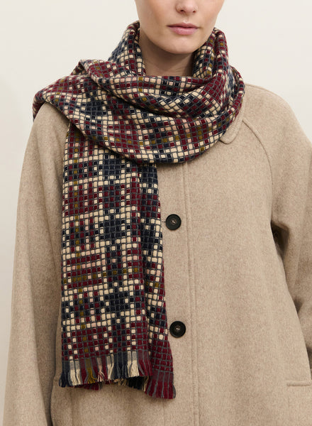 JANECARR - THE PLAID SCARF IN CASHMERE BLEND - BEETROOT - MODEL