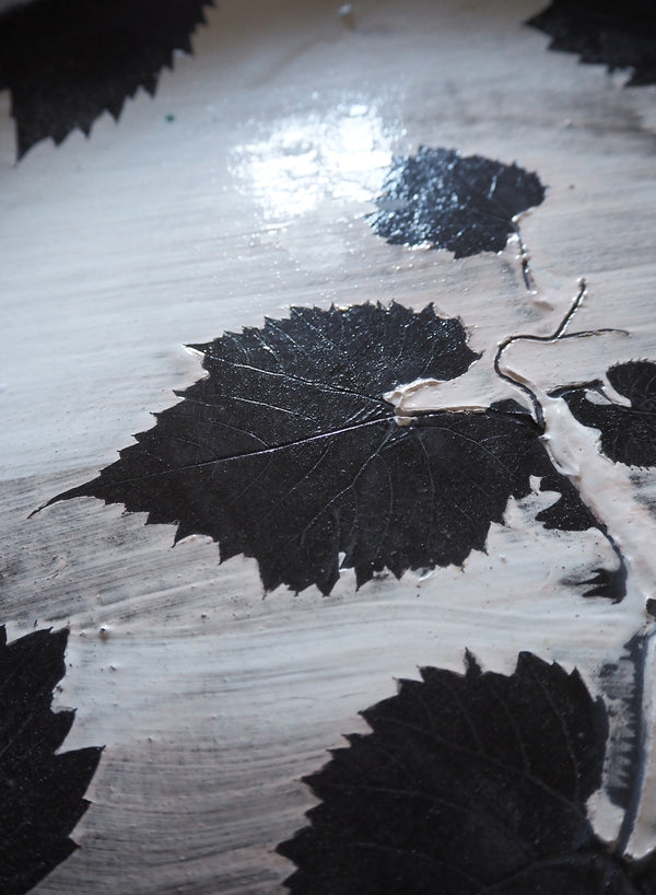 SASKIA SPENDER Large Black and White Round Leaf Platter - 2