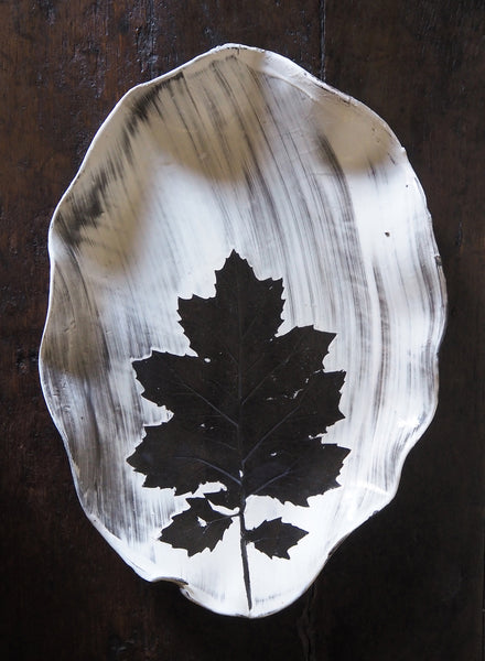 SASKIA SPENDER Large Black and White Scalloped Leaf Platter - 1