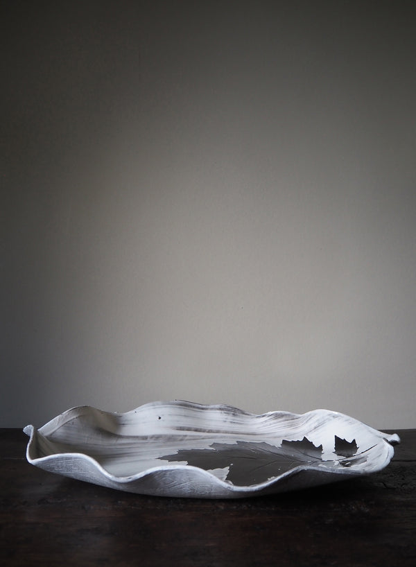 SASKIA SPENDER Large Black and White Scalloped Leaf Platter - 2