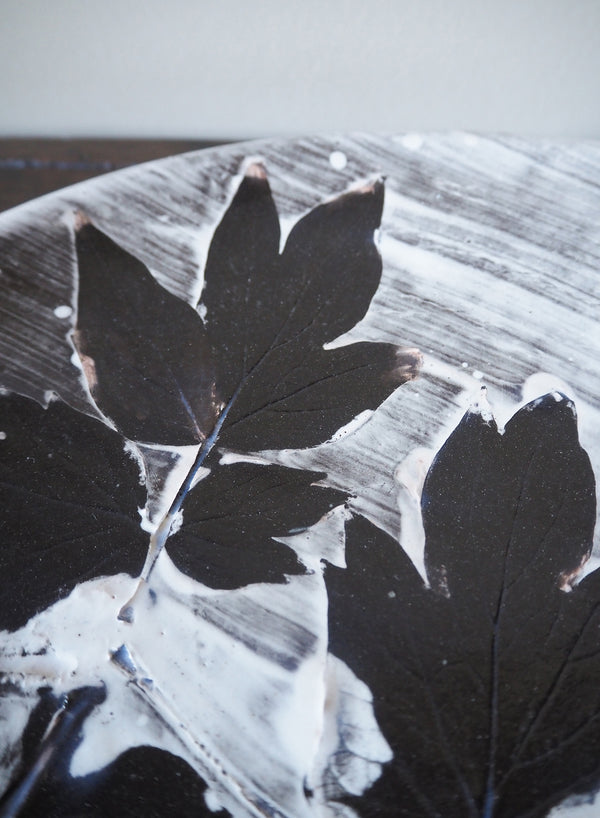 SASKIA SPENDER Medium Black and White Round Leaf Plate - 3