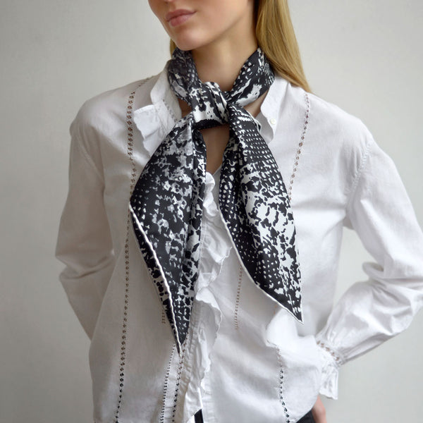 CHARLES WORTHINGTON X JANE CARR, VIPER FOULARD - Monochrome printed silk twill scarf