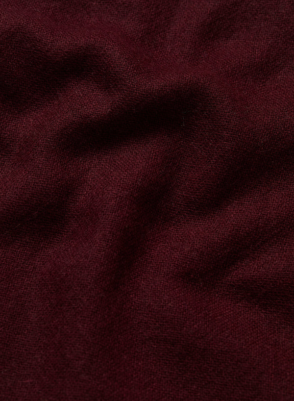 JANE CARR The Fray Wrap in Raisin, burgundy woven pure cashmere scarf – detail