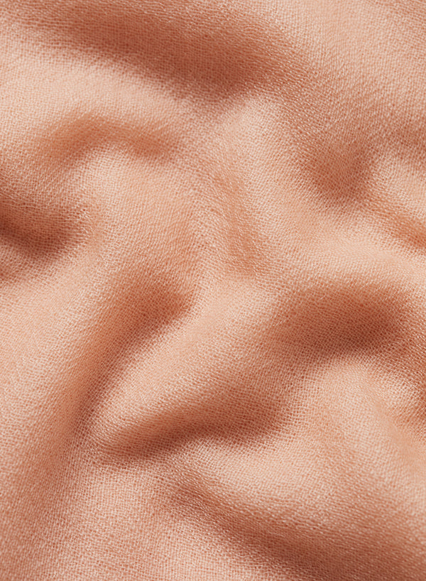 JANE CARR The Light Fray Wrap in Rose, pink woven pure cashmere scarf - detail