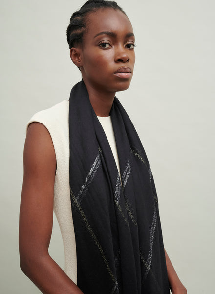 The Lattice Square, black cashmere scarf with metallic check – model